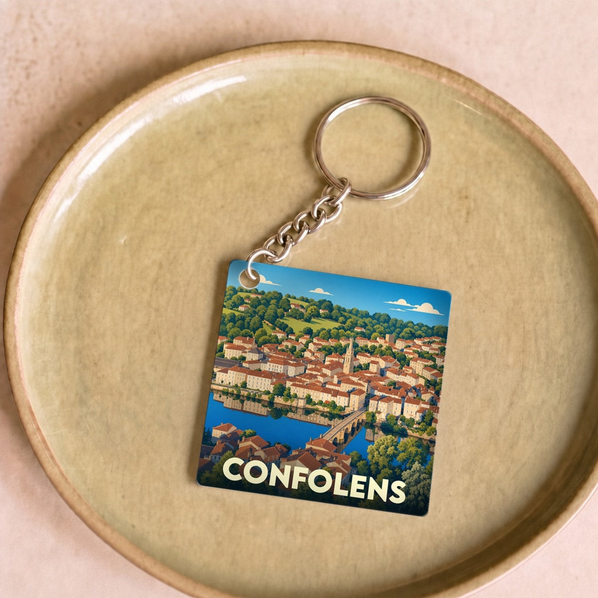 Porte-clés souvenir de la ville de Confolens avec une illustration stylisée.
