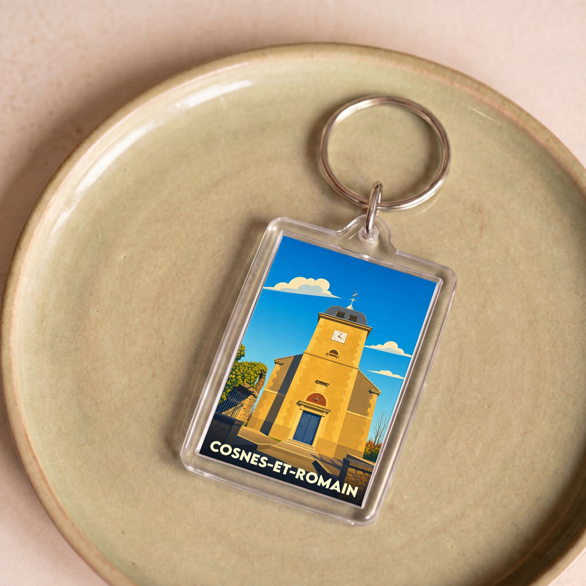 Porte-clés souvenir de la ville de Cosnes-et-Romain avec une illustration stylisée de son église.