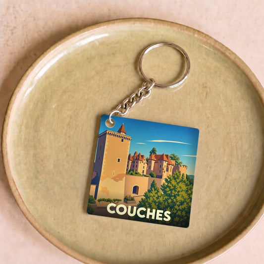 Porte-clés souvenir de la ville de Couches avec une illustration stylisée de son château.