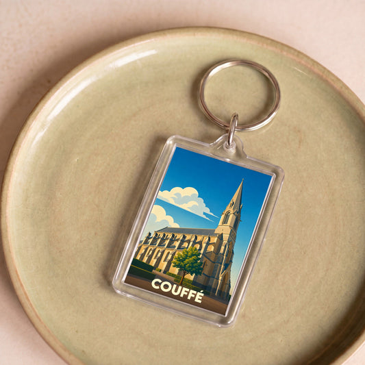 Porte-clés souvenir de la ville de Couffé avec une illustration stylisée de son église.