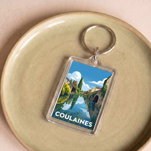 Porte-clés souvenir de la ville de Coulaines avec une illustration stylisée.
