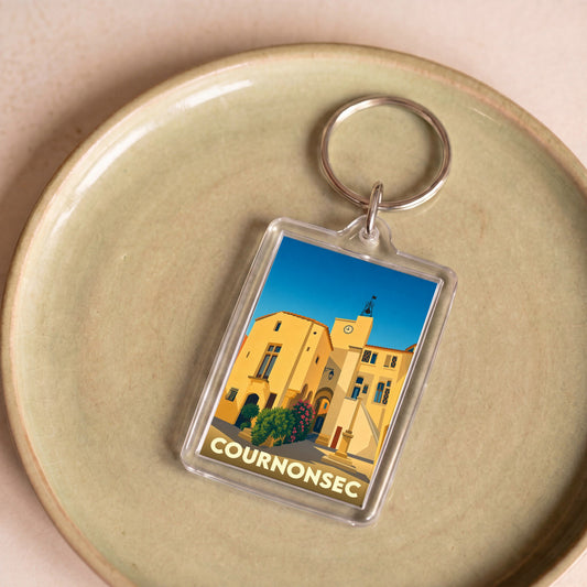 Porte-clés souvenir de la ville de Cournonsec avec une illustration stylisée.