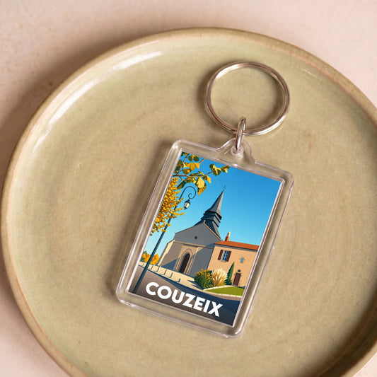 Porte-clés souvenir de la ville de Couzeix avec une illustration stylisée.