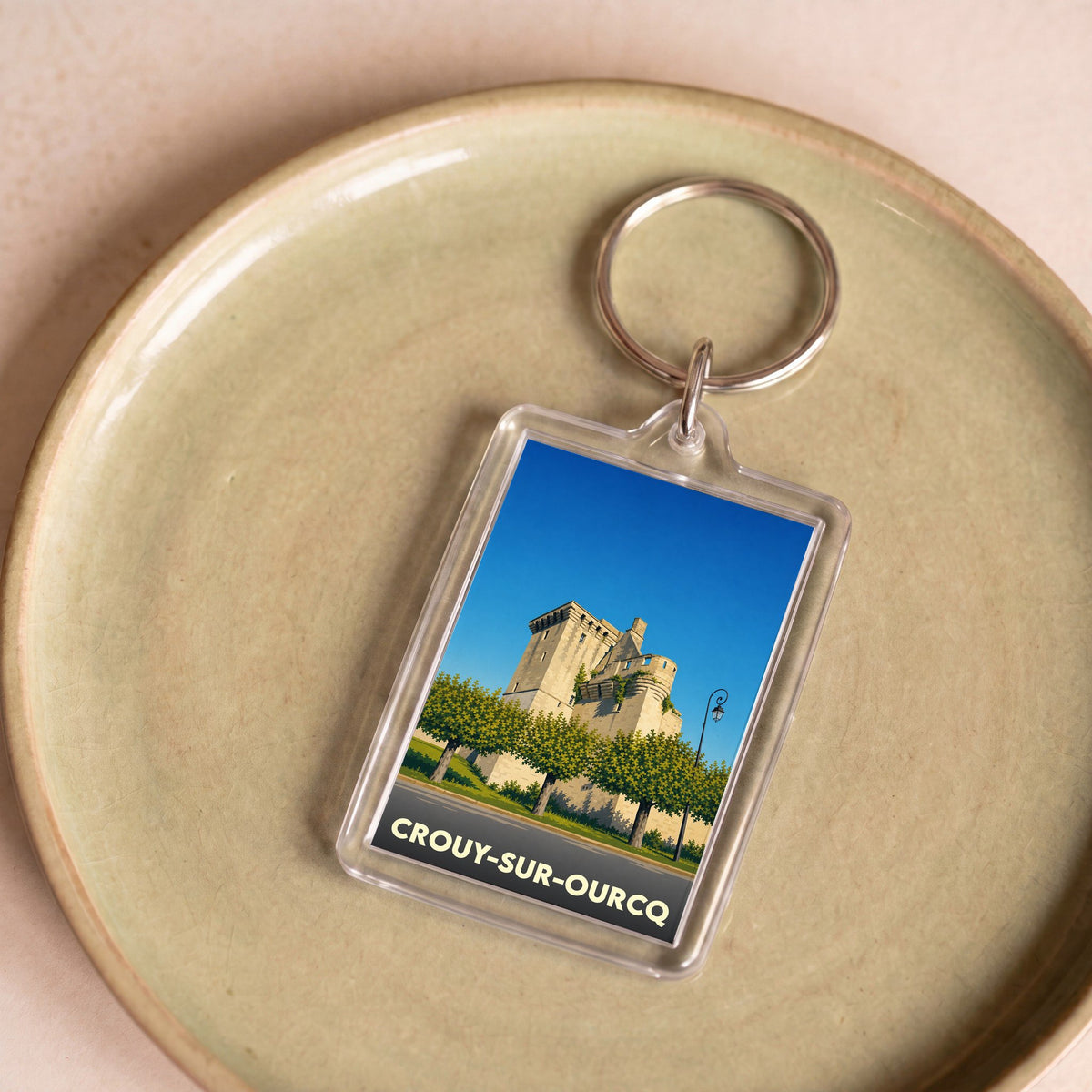 Porte-clés souvenir de la ville de Crouy-sur-Ourcq avec une illustration du donjon de la Houssoye.