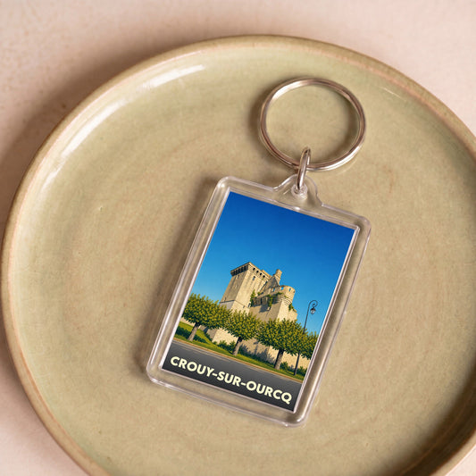 Porte-clés souvenir de la ville de Crouy-sur-Ourcq avec une illustration du donjon de la Houssoye.
