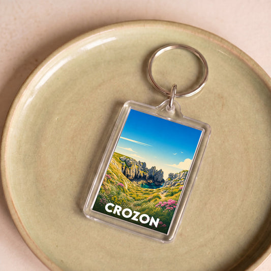 Porte-clés souvenir de la ville de Crozon avec une illustration stylisée d'un paysage côtier.