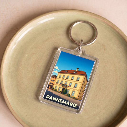 Porte-clés souvenir de la ville de Dannemarie avec une illustration stylisée.