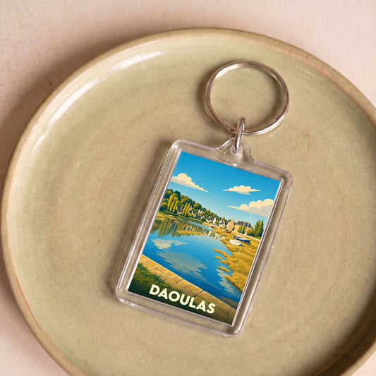 Porte-clés souvenir de la ville de Daoulas avec une illustration stylisée d'un paysage côtier breton.