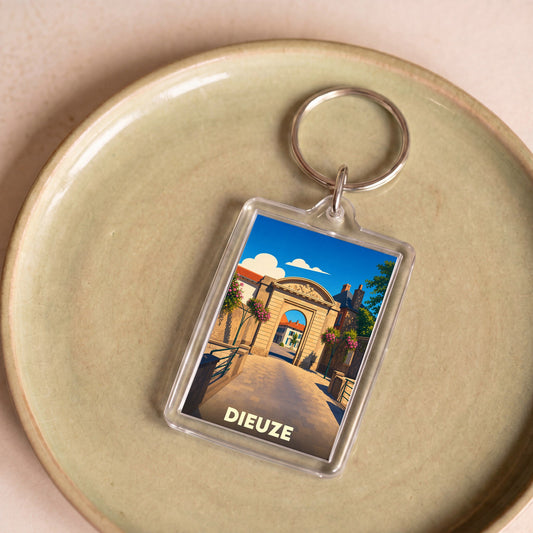 Porte-clés souvenir de la ville de Dieuze avec une illustration stylisée d'une porte monumentale.