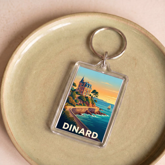 Porte-clés souvenir de la ville de Dinard avec une illustration stylisée.