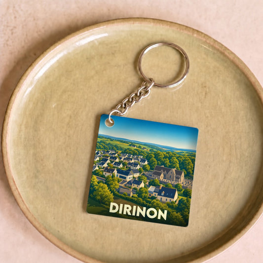 Porte-clés souvenir de la ville de Dirinon avec une illustration stylisée de son paysage urbain et verdoyant.