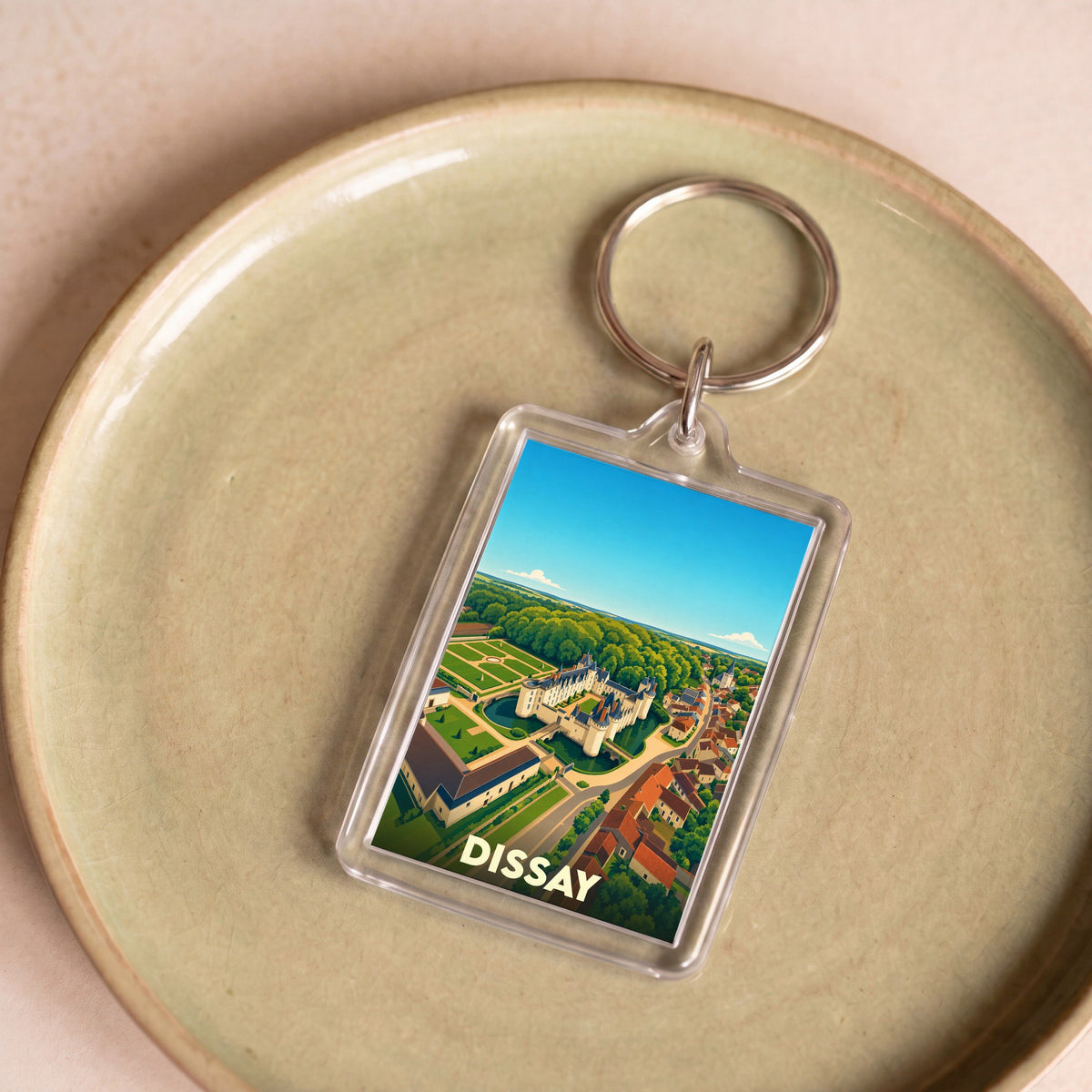 Porte-clés souvenir de la ville de Dissay avec une illustration stylisée de son château.