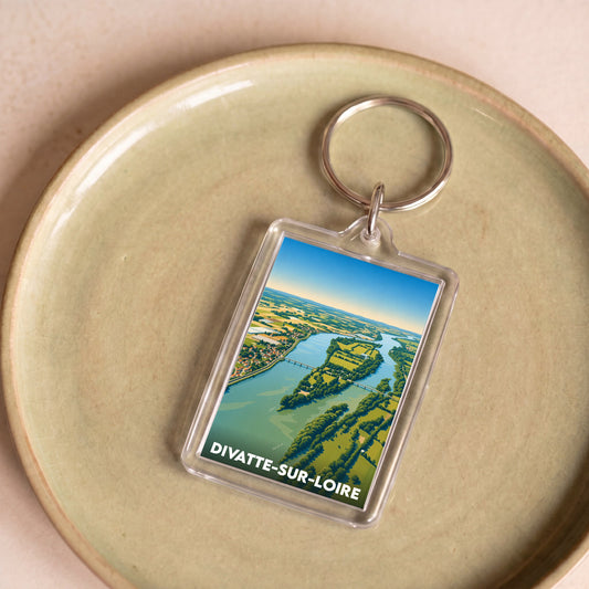 Porte-clés souvenir de la ville de Divatte-sur-Loire avec une illustration stylisée de la Loire vue du ciel.