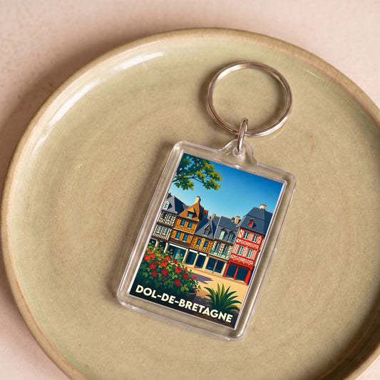 Porte-clés souvenir de la ville de Dol-de-Bretagne avec une illustration stylisée de ses maisons à colombages.