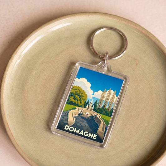 Porte-clés souvenir de la ville de Domagné avec une illustration stylisée d'un château.