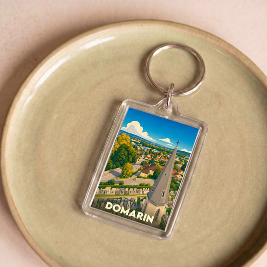 Porte-clés souvenir de la ville de Domarin avec une illustration stylisée.