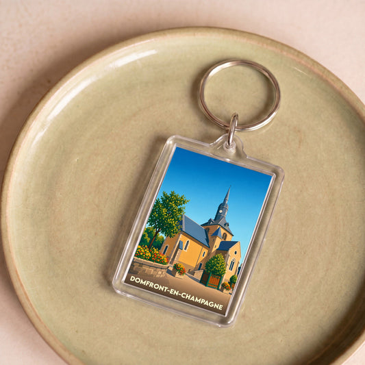 Porte-clés souvenir de la ville de Domfront-en-Champagne avec une illustration stylisée de son église.