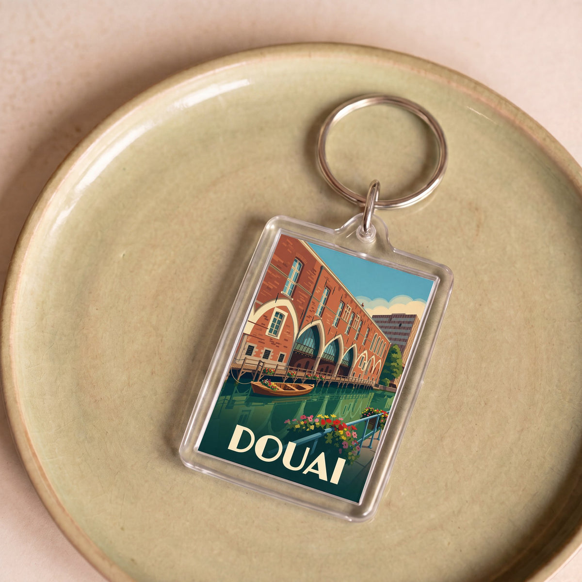 Porte-clés souvenir de la ville de Douai avec une illustration stylisée.