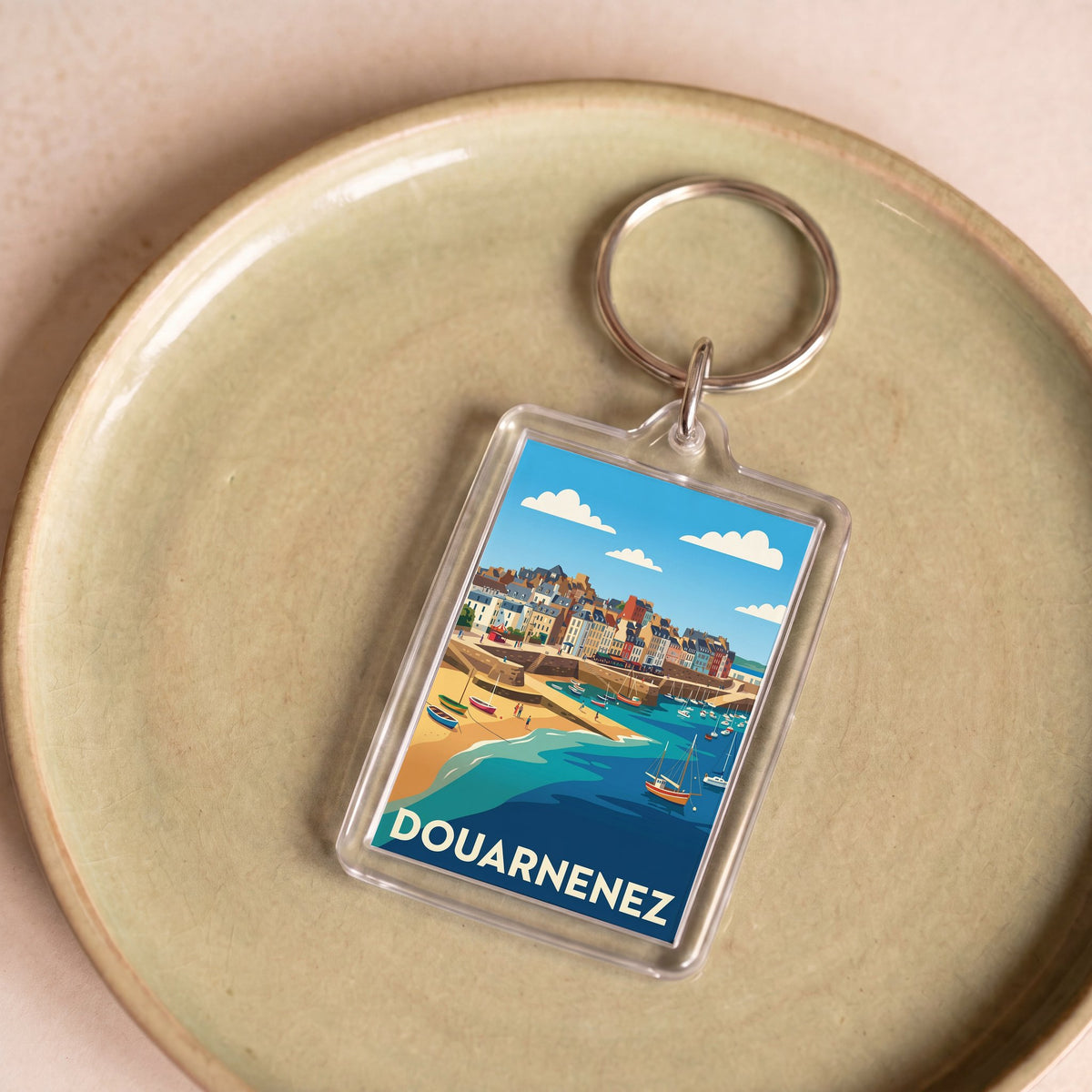 Porte-clés souvenir de la ville de Douarnenez avec une illustration stylisée.