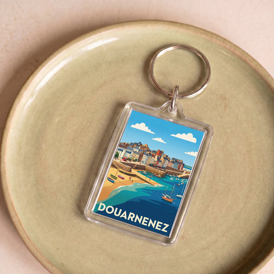 Porte-clés souvenir de la ville de Douarnenez avec une illustration stylisée.