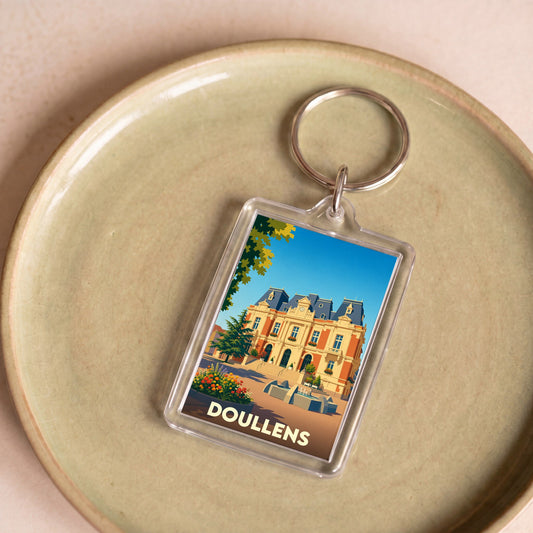 Porte-clés souvenir de la ville de Doullens avec une illustration stylisée de son hôtel de ville.