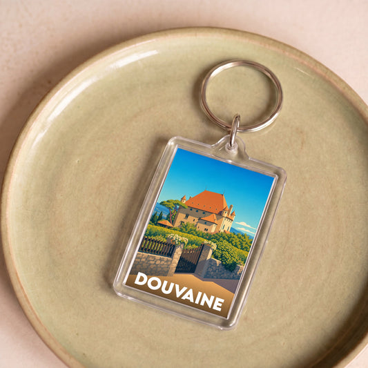 Porte-clés souvenir de la ville de Douvaine avec une illustration stylisée de son patrimoine.