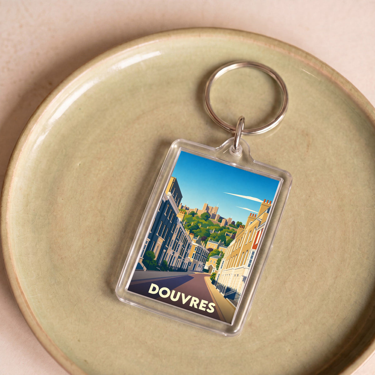 Porte-clés souvenir de la ville de Douvres avec une illustration stylisée.