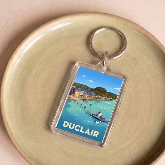 Porte-clés souvenir de la ville de Duclair avec une illustration stylisée.