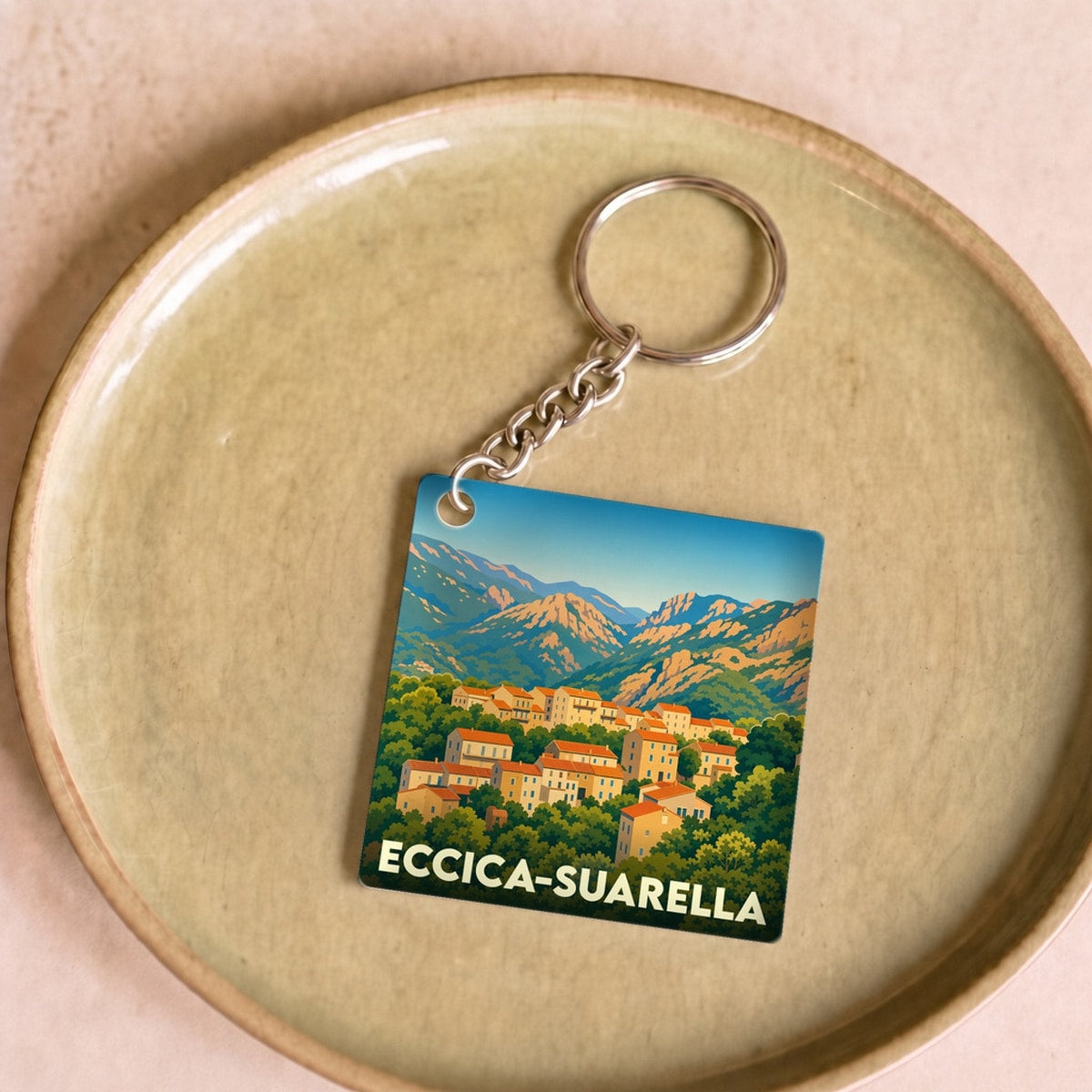 Porte-clés souvenir de la ville de Eccica-Suarella avec une illustration stylisée de son village.