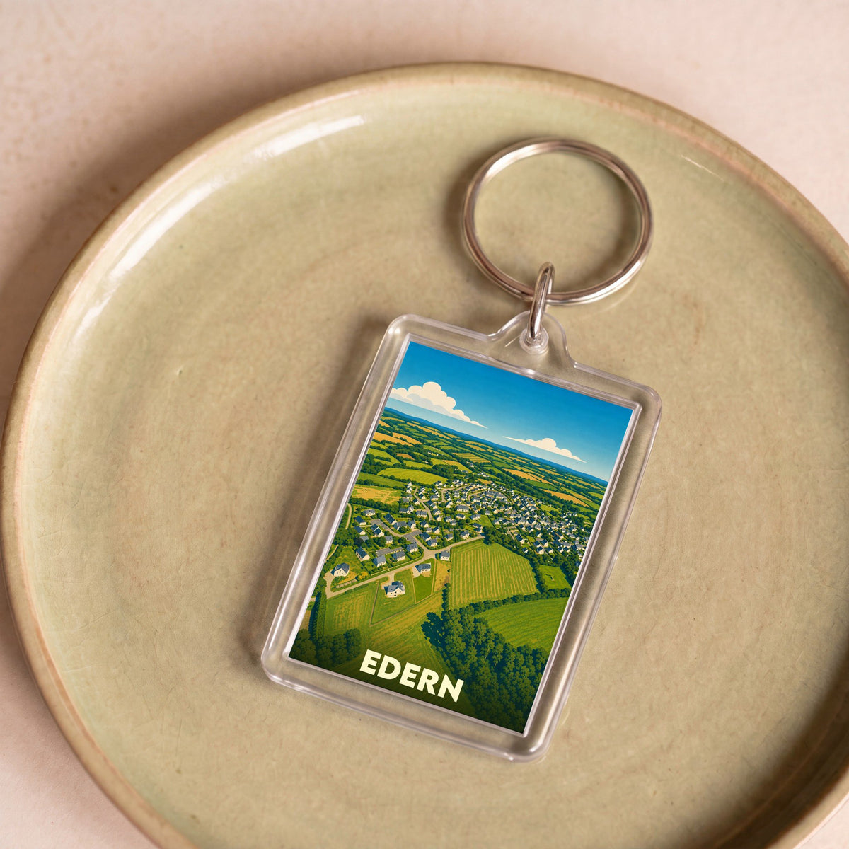 Porte-clés souvenir de la ville d'Edern avec une illustration stylisée vue du ciel.