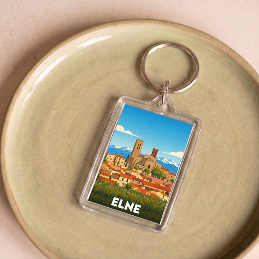 Porte-clés souvenir de la ville d'Elne avec une illustration stylisée.
