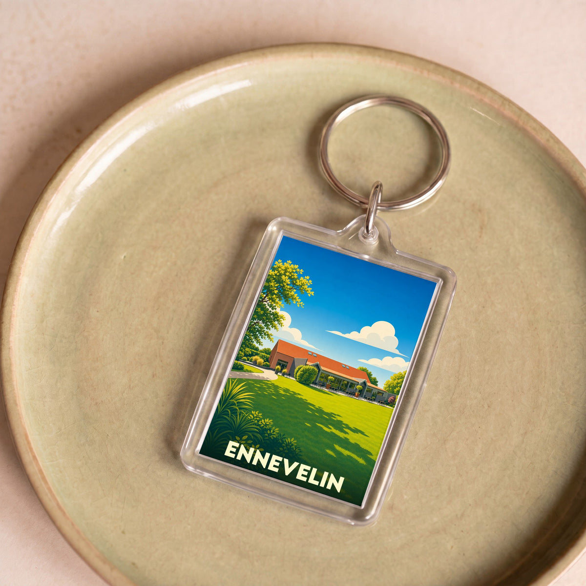 Porte-clés souvenir de la ville d'Ennevelin avec une illustration stylisée d'un paysage ensoleillé.