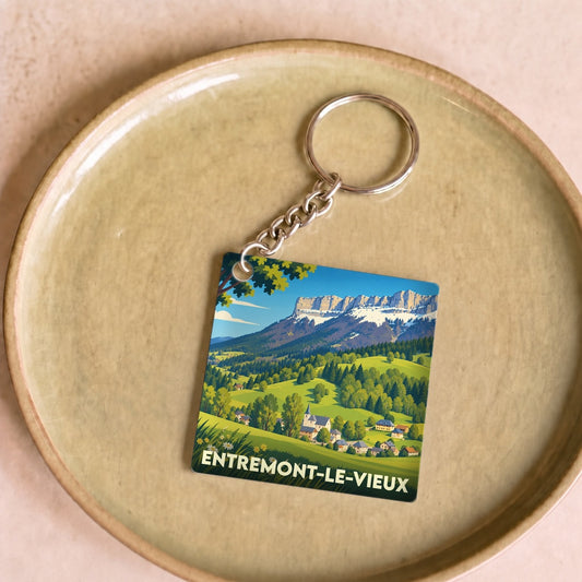 Porte-clés souvenir de la commune d’Entremont-le-Vieux illustrant un paysage de montagne pittoresque.