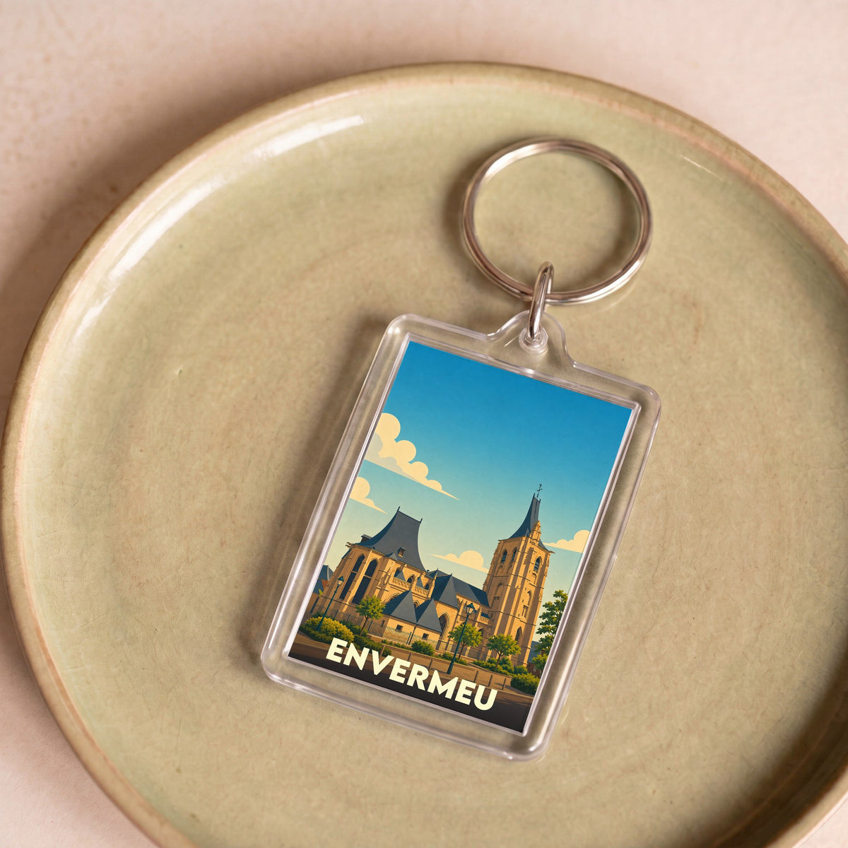 Porte-clés souvenir de la ville d'Envermeu avec une illustration stylisée de son église.