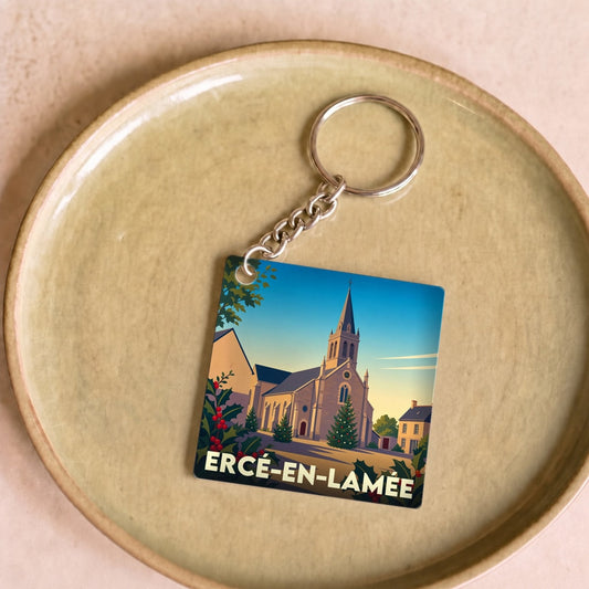 Porte-clés souvenir de la ville d’Ercé-en-Lamée avec une illustration stylisée de son église.