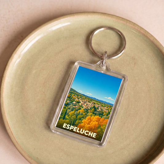Porte-clés souvenir de la ville d'Espeluche avec une illustration stylisée de son paysage vallonné.