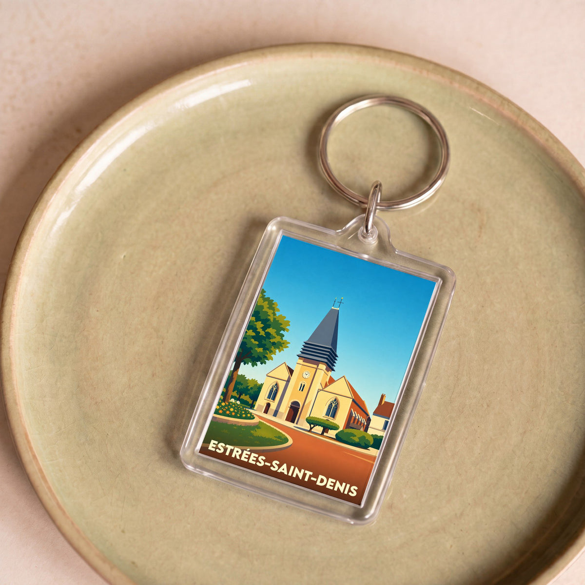 Porte-clés souvenir de la ville d'Estrées-Saint-Denis avec une illustration stylisée de son église.