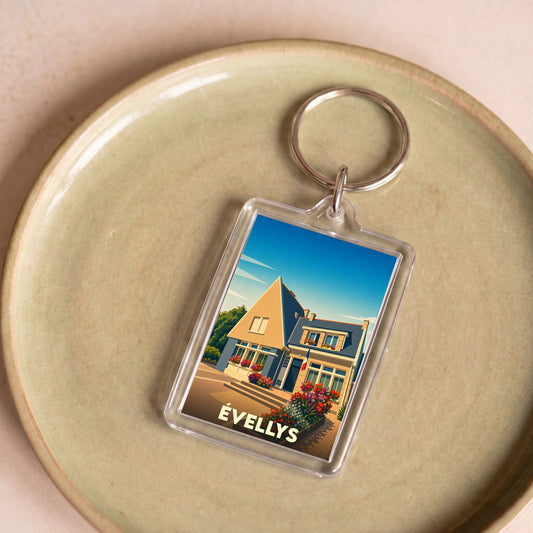 Porte-clés souvenir de la ville d'Évellys avec une illustration stylisée d'une maison fleurie.