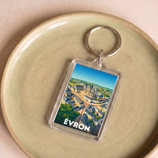 Porte-clés souvenir de la ville d'Évron avec une illustration stylisée vue du ciel.