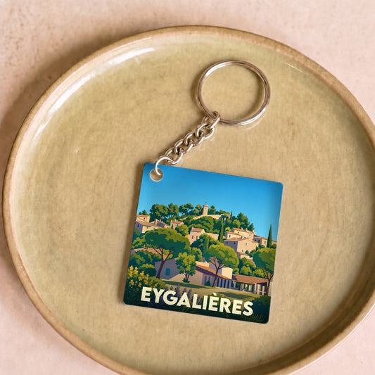 Porte-clés souvenir de la ville d'Eygalières avec une illustration stylisée de son village provençal.