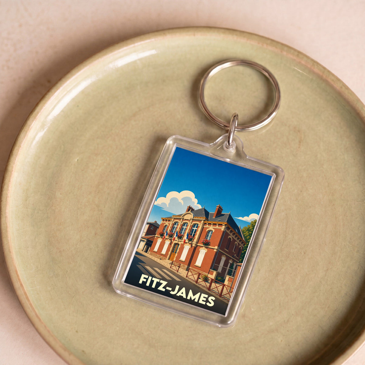 Porte-clés souvenir de la ville de Fitz-James avec une illustration stylisée de sa mairie.