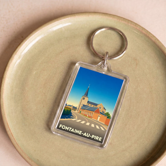 Porte-clés souvenir de la ville de Fontaine-au-Pire avec une illustration stylisée de son église.