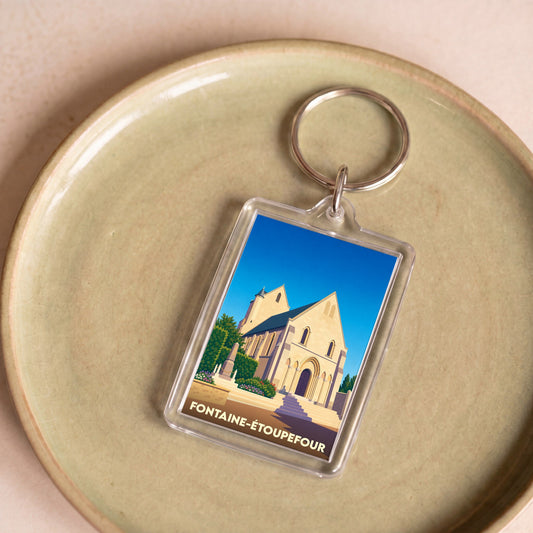 Porte-clés souvenir de la ville de Fontaine-Étoupefour avec une illustration stylisée de son église.