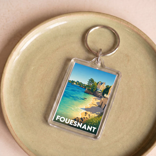 Porte-clés souvenir de la ville de Fouesnant avec une illustration stylisée du bord de mer.