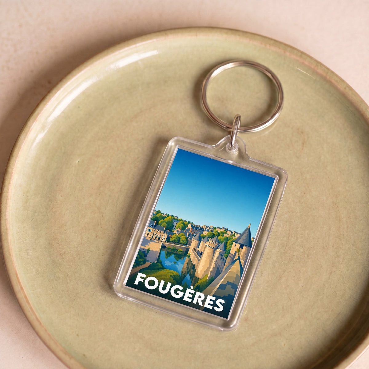 Porte-clés souvenir de la ville de Fougères avec une illustration stylisée.