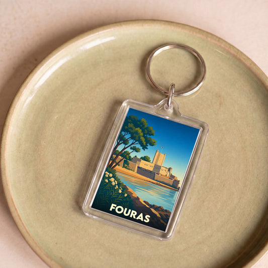 Porte-clés souvenir de la ville de Fouras avec une illustration stylisée de son fort en bord de mer.