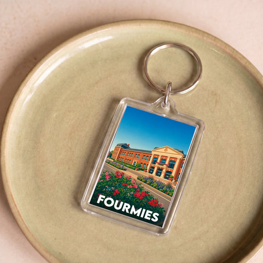 Porte-clés souvenir de la ville de Fourmies avec une illustration stylisée.