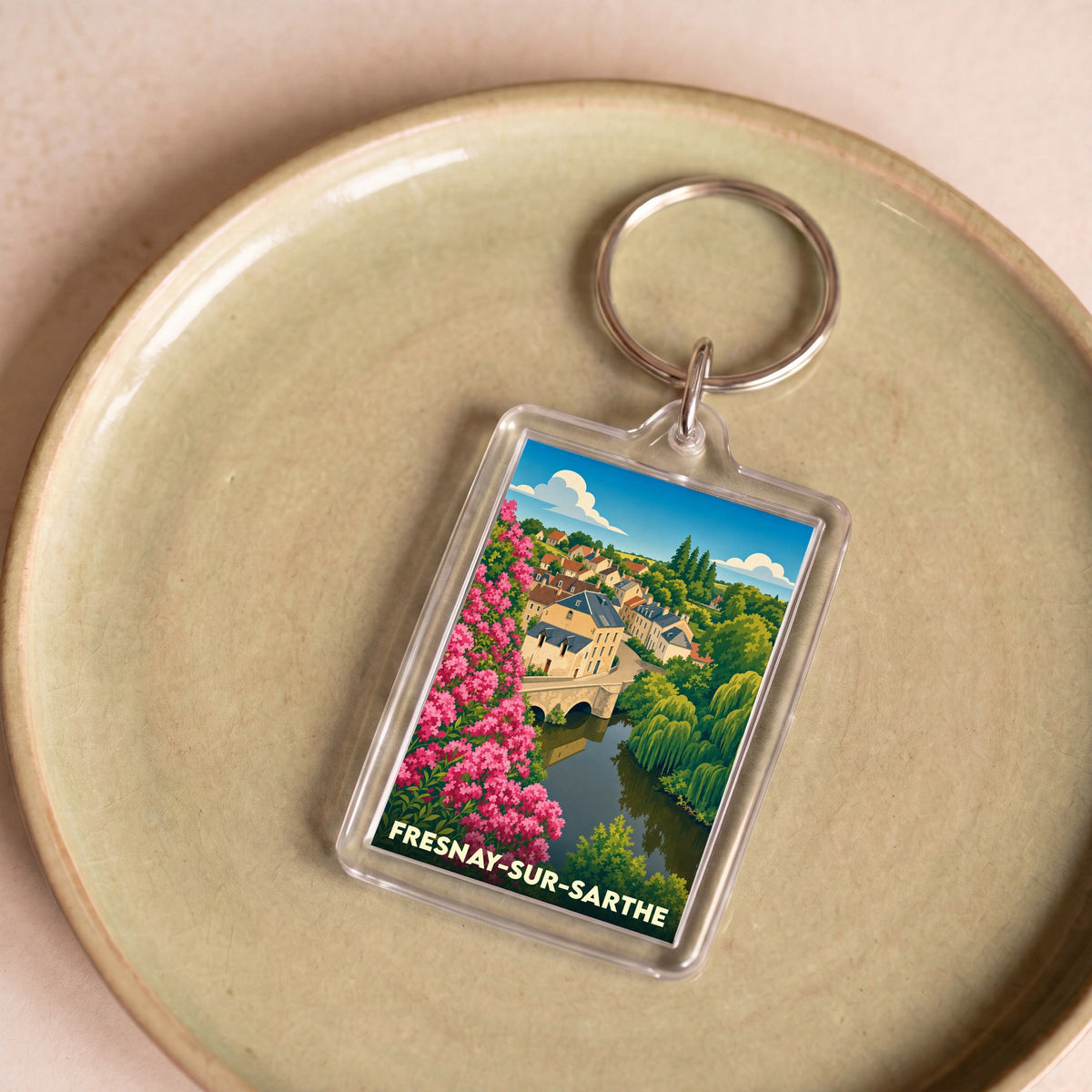 Porte-clés souvenir de la ville de Fresnay-sur-Sarthe avec une illustration stylisée.