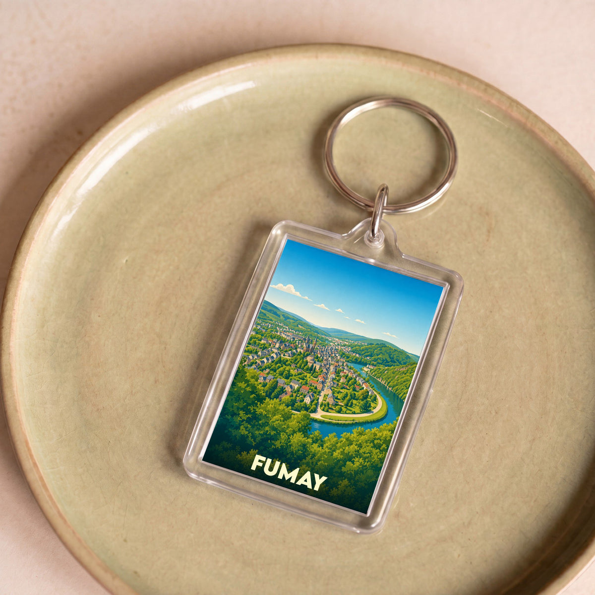 Porte-clés souvenir de la ville de Fumay avec une illustration stylisée d'un méandre de la Meuse.