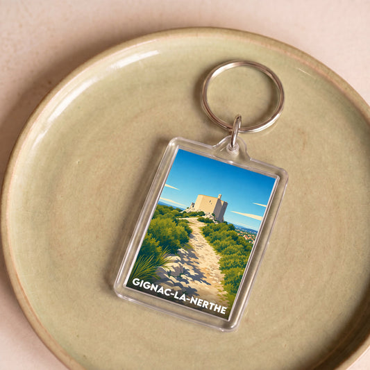 Porte-clés souvenir de Gignac-la-Nerthe avec une illustration stylisée d'un paysage provençal.